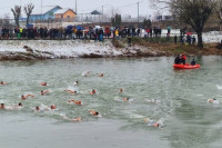 Za časni krst širom Srpske plivalo 35 pripadnika MUP-a