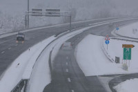 Snijeg, led i olujni vjetar u Hrvatskoj stvaraju probleme u saobraćaju