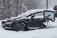 Subaru prepolovljen u sudaru sa mašinom za čišćenje snijega (FOTO, VIDEO)
