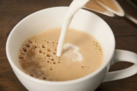 Šta se događa u tijelu kada mlijeko pomiješate s kafom?