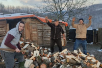 Mladići iz BiH iscijepali drva porodici čiji su članovi bolesni
