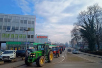 Пољопривредници провозали тракторе кроз град због рудника