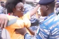 Полиција хвата жене за груди током претреса при уласку на стадион! (VIDEO)