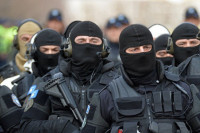 Куртијева полиција с дугим цијевима претреса просторије општине Гора
