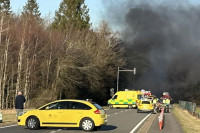 Avion promašio pistu i pao na automobil, dvoje mrtvih