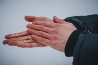 Хладне руке могу бити симптом озбиљног здравственог стања