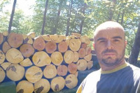 Komšijama obezbijedili drva: Miloševići iz Bratunca pomogli porodici Karamujić