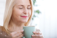 Нутрициониста тврди: Ово је пет разлога због којих је боље на празан стомак пити чај него кафу