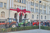 Трактори опет испред Градске управе: Пољопривредници траже исплату субвенција (ФОТО)