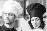 Mračna istorija bijele kape: Zašto kuhari nose visoke kape i ko je prije toga ostao bez glave?