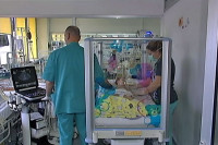 На респиратор прикључен близанац бебе преминуле од великог кашља