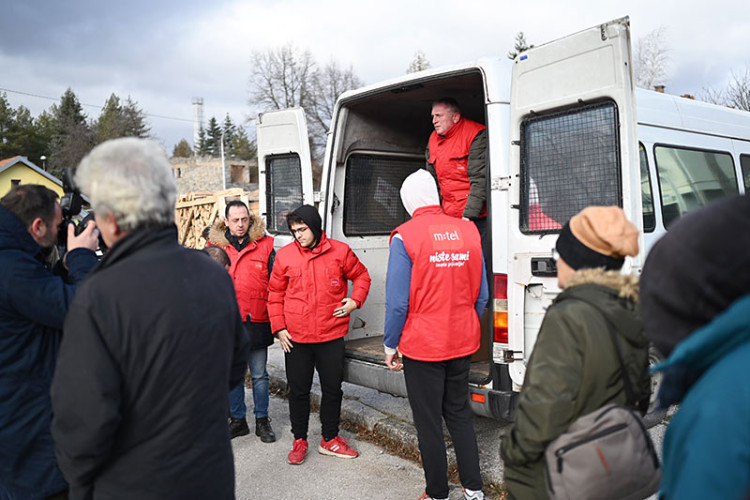 Kompanija "m:tel" uručila pomoć mještanima Glamoča i Bosanskog Grahova