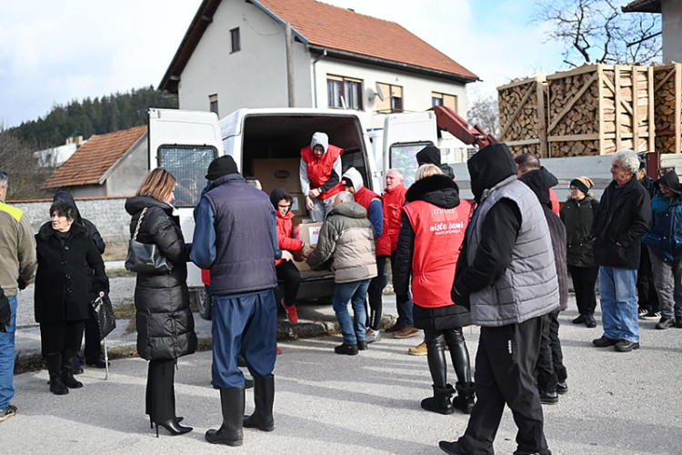 Kompanija "m:tel" uručila pomoć mještanima Glamoča i Bosanskog Grahova