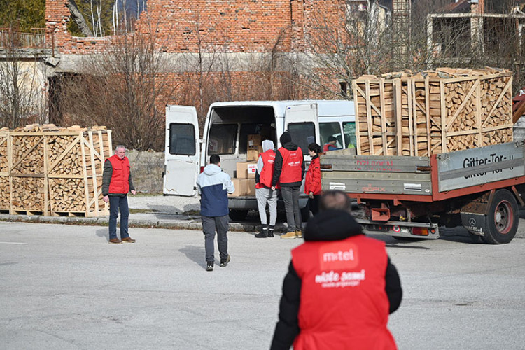 Компанија "m:tel" уручила помоћ мјештанима Гламоча и Босанског Грахова