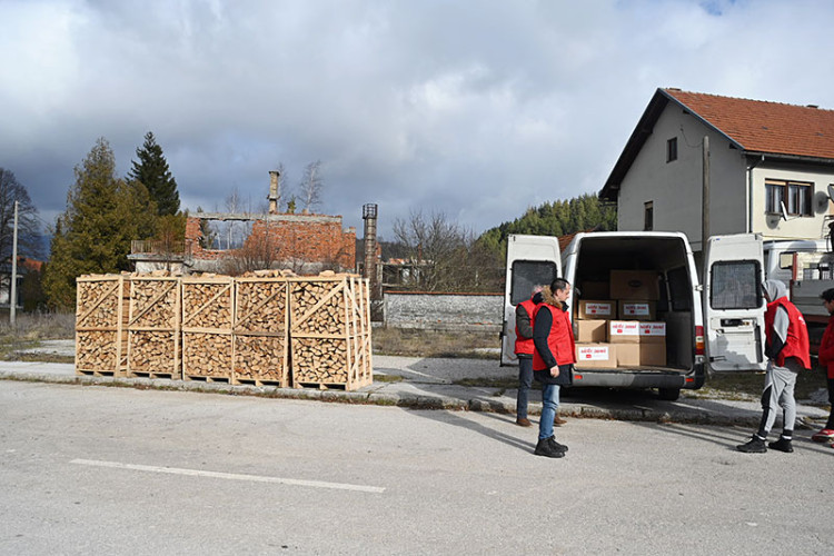 Kompanija "m:tel" uručila pomoć mještanima Glamoča i Bosanskog Grahova