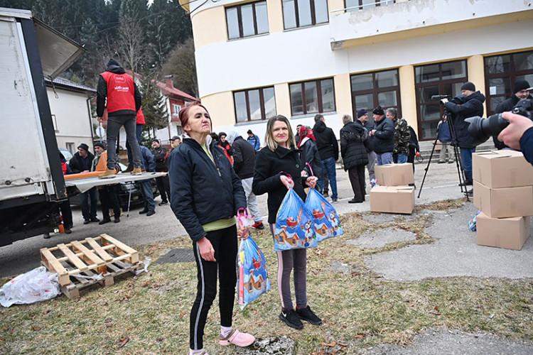 Kompanija "m:tel" uručila pomoć mještanima Glamoča i Bosanskog Grahova