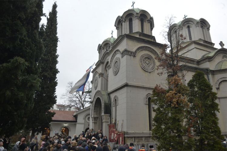 Вјерни народ на литургији у цркви Ружица на Калемегдану