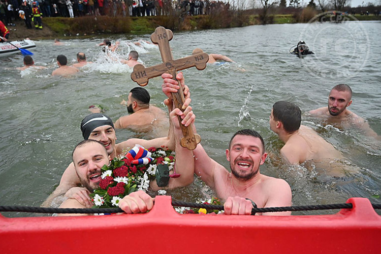 Милан Ђурић први допливао до Часног крста у Трну