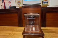 Одборници Скупштине града у салу унијели гласачку кутију