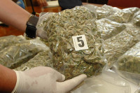 У стану пронађен килограм марихуане, 300 грама спида и оружје