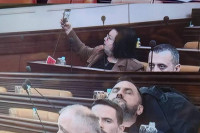 Danas u Banjaluci: Selfi, dremka i sunčane naočale u gradskom parlamentu (FOTO)