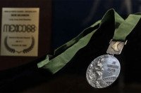 Амерички скакач у даљ продао олимпијску медаљу за 441.000 долара
