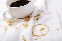Ovo je najlakši način da uklonite mrlju od kafe sa odjeće