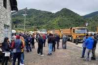Срби најавили блокаду саобраћаја преко Mердара за возила Aлбанаца