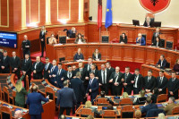 Нереди у албанској скупштини, опозиционари покушали да се пробију до Раме (VIDEO)