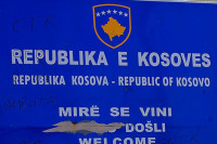 Табла "Република Косово" постављена на згради општине Зубин Поток
