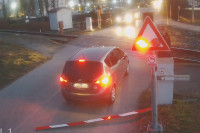 Na pružnom prelazu Incel vozač polomio rampu (VIDEO)