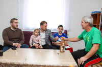 Stanivuković i Drinić posjetili porodicu Gavrilović u Potkozarju: Humanost naša misija