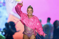 Pink prekinula koncert jer se žena u publici počela porađati (VIDEO)