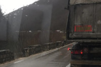 Obustavljen saobraćaj u Bočcu: Kombi udario u stijenu