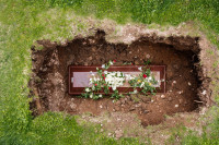 Znate li zašto se na sahrani baca grumen zemlje u grob?
