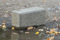 Оптужен да је гађао комшиницу бетонским блоком и хаубом од аута