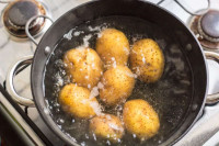 Мали трик који мијења укус: Зашто се додаје бијели лук у кромпир који се кува или у пире