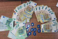 Sakrio 40.000 evra u jakni, carinici mu pronašli i deset pločica zlata