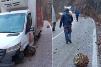 Возачи опрез: Нови одрон, камен уништио предњи дио камиона