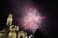 Синхронизовани ватромети у градовима Србије и Српске поводом Сретења