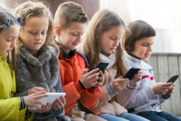 Покрет "Дјетињство без мобилног телефона" све активнији у Великој Британији