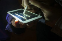 Лакташанин шмркао кокаин са дисплеја телефона