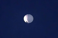 Лоциран мистериозни балон на небу изнад САД