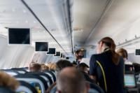 Zbog čega stjuardese prilikom polijetanja i slijetanja sjede na dlanovima? (VIDEO)