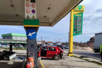 Stravična nesreća u Kalesiji: "Golfom" se zabio u pumpu