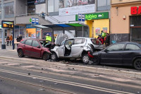 Autom udario u tramvajsku stanicu, najmanje 19 ljudi povrijeđeno