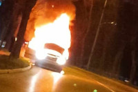 Automobil se zapalio tokom vožnje!