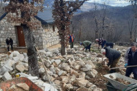 Mještani uređuju zemljište oko hrama u selu Nagrađe