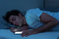 Колико је штетно спавање поред телефона?