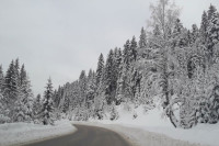 Успорен саобраћај због снијега у планинским предјелима